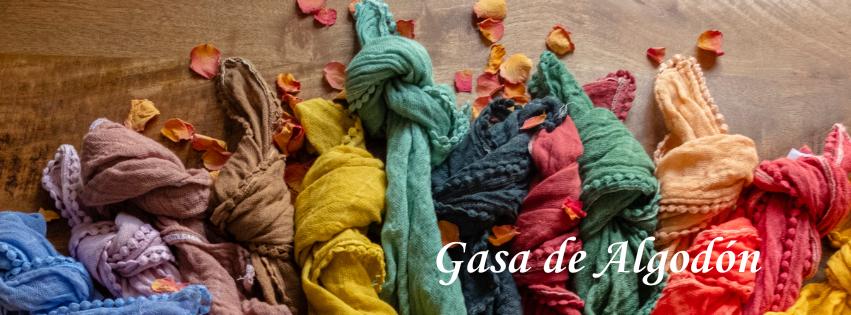 Mesa de madera decorada con Camino de mesa de gasa y servilleta de gasa de algodón ambos en color ivory, con un centro de mesa hermoso y romántico